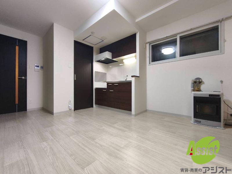 居室・リビング　木目のフローリングは落ち着きのある印象のお部屋になりますね。