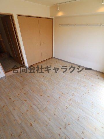 居室・リビング　7.5帖の明るい洋室です