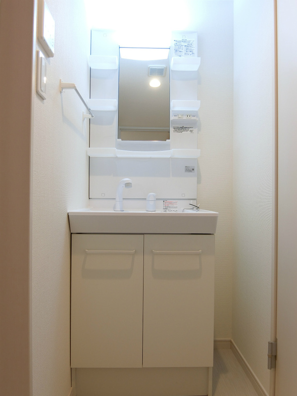 洗面設備　明るい洗面所です