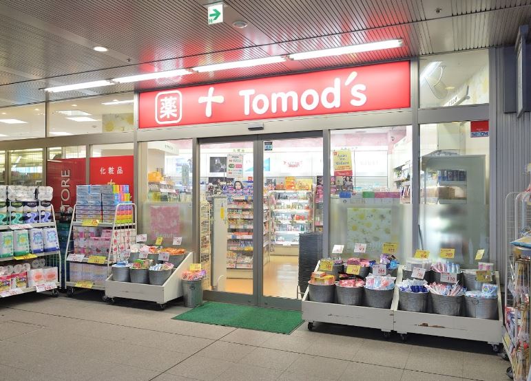 ドラックストア　トモズ白金プラザ店（ドラッグストア）まで498m