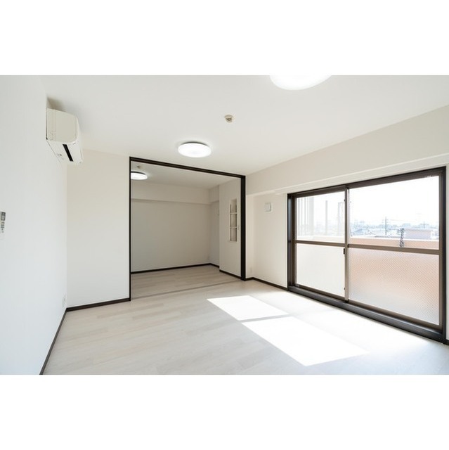 居室・リビング　*同物件、別部屋の写真です