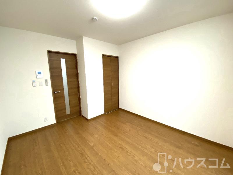 居室・リビング　落ち着いた印象のお部屋です！