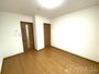 居室・リビング　落ち着いた印象のお部屋です！