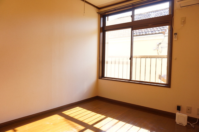 居室・リビング　南東向きで日当たり良好なお部屋！暖かな日差しが入ります♪