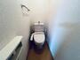 トイレ　嬉しい温水洗浄便座付きのトイレです。