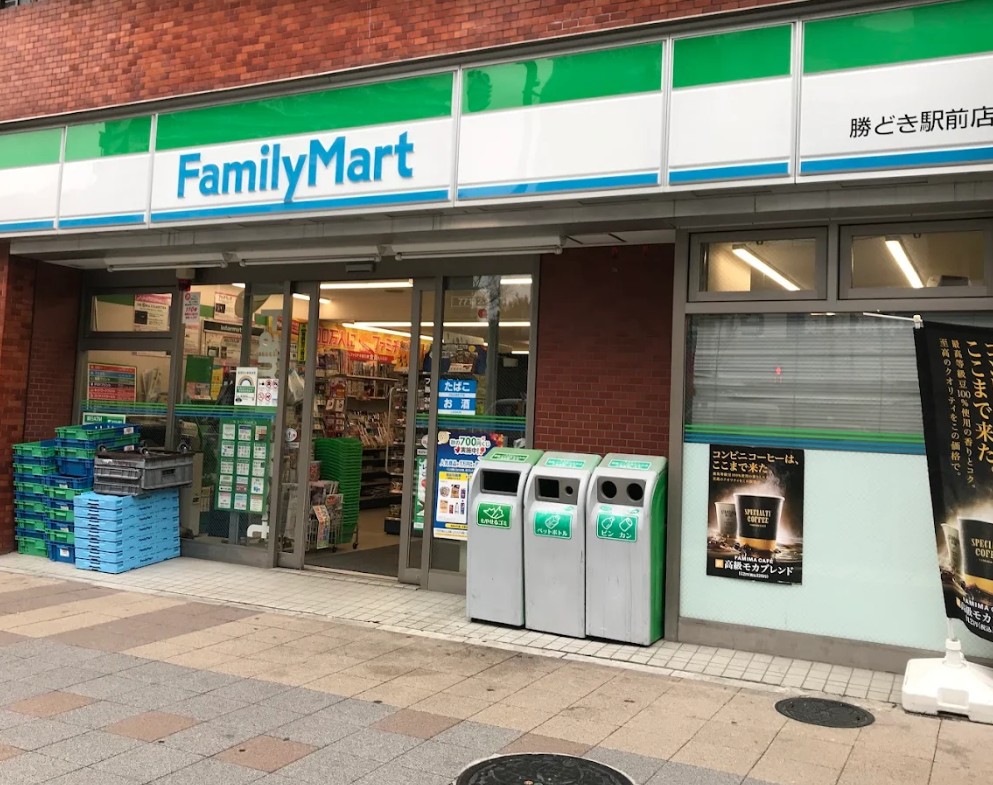 コンビニ　ファミリーマート勝どき駅前店（コンビニ）まで247m