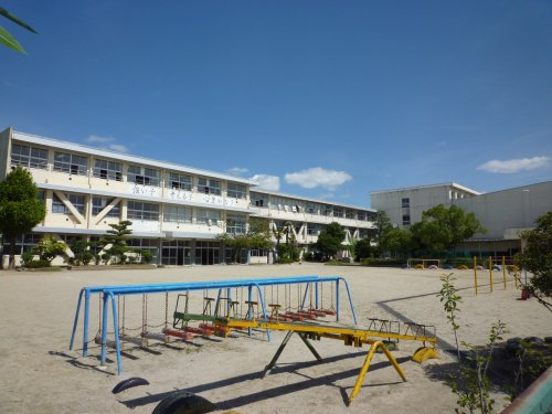 小学校　津島市立神守小学校（小学校）まで980m