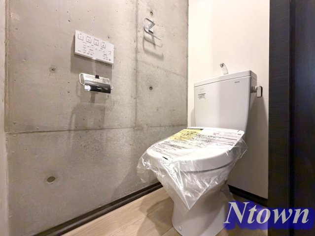 トイレ　落ち着いた色調のトイレです