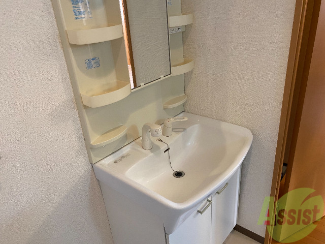 洗面設備　洗面台。朝の身支度はここでばっちり決めましょう。