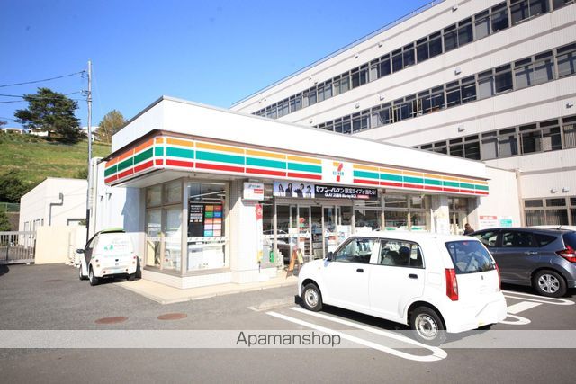 コンビニ　セブンイレブン（コンビニ）まで218m