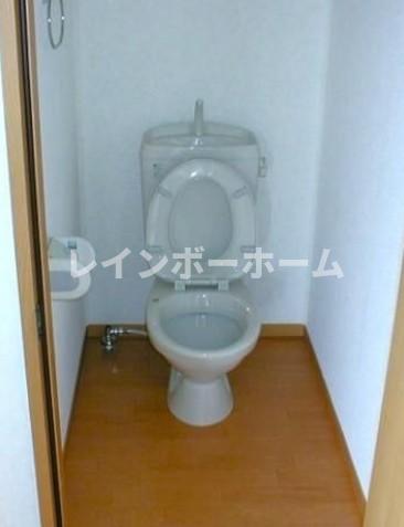 トイレ　落ち着いた色調のトイレです
