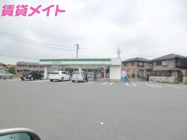 コンビニ　ファミリーマート北勢麻生田店（コンビニ）まで561m