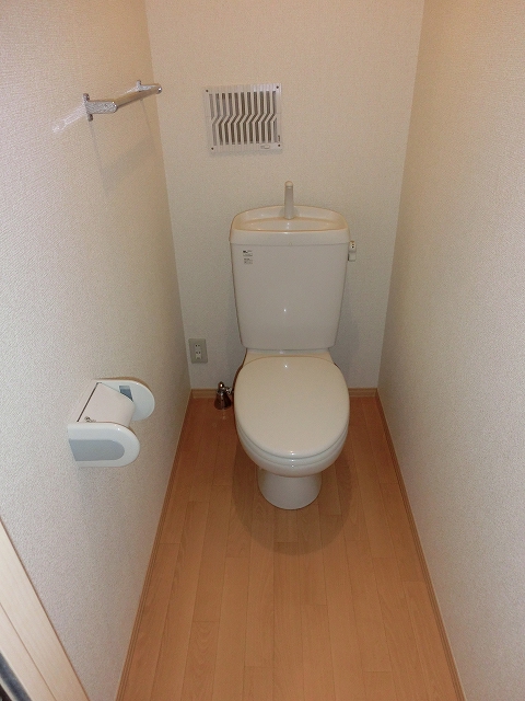 トイレ　●シンプルなトイレスペース。
