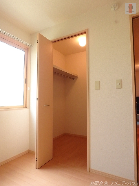 収納　●たっぷり収納のウォークインクローゼット。