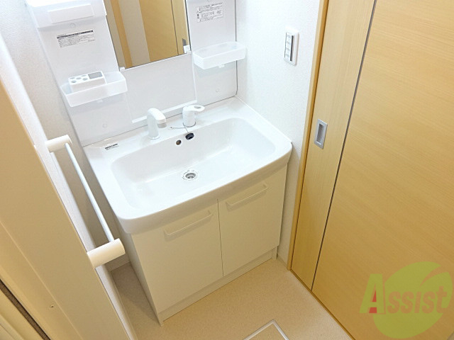 洗面設備　忙しい朝の味方、シャンドレ付き！タオルかけも付いていて親切