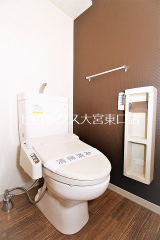 トイレ　収納スペースのある温水洗浄便座付きトイレ