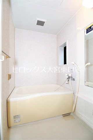 バス・シャワールーム　鏡付きの棚や小窓のある浴室