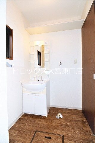 洗面設備　小窓のある洗面所と洗濯機置場