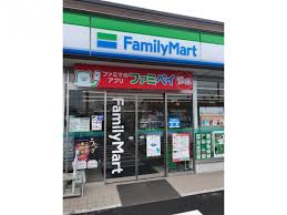 コンビニ　ファミリーマート 焼津八楠店（コンビニ）まで300m