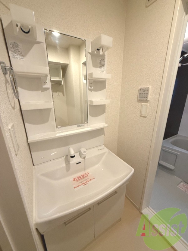 洗面設備　洗面台はこちらです。朝の準備がしやすそうですね。