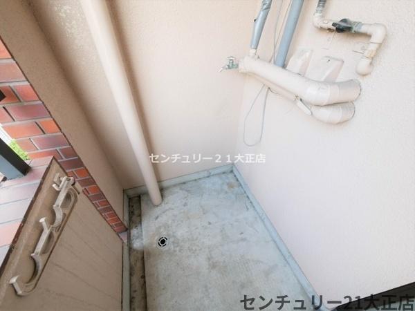 洗面設備　バルコニーに洗濯機置場