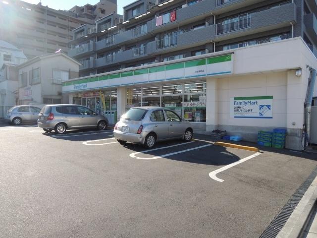 コンビニ　ファミリーマート（コンビニ）まで220m