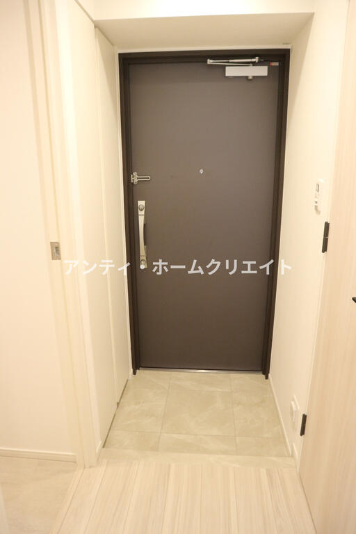 玄関　同タイプ4階モデルルーム写真