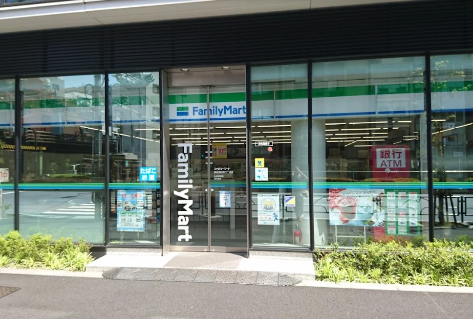 コンビニ　ファミリーマート神田須田町二丁目店（コンビニ）まで122m