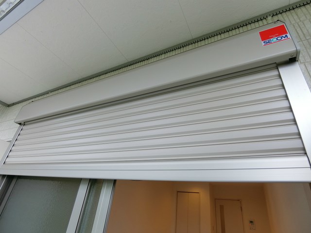 その他　安心防犯シャッター付きです。