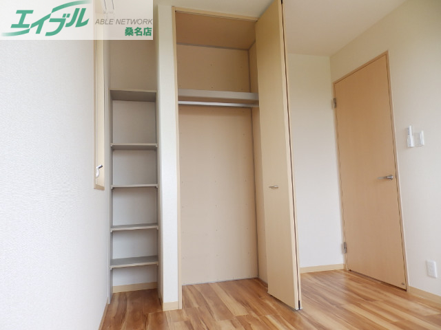 収納　便利な棚付き収納