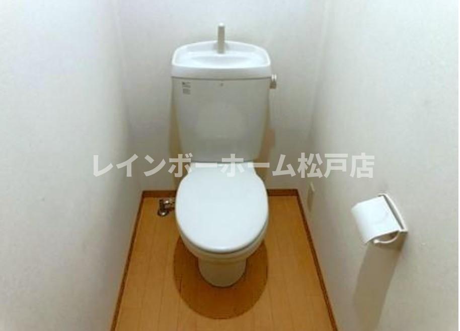 トイレ　落ち着いた色調のトイレです