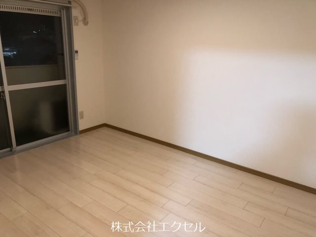 ＪＲ中央線 立川駅 バス乗車時間：21分 最寄りバス停で下車 徒歩4分 4階建 築40年の居間写真