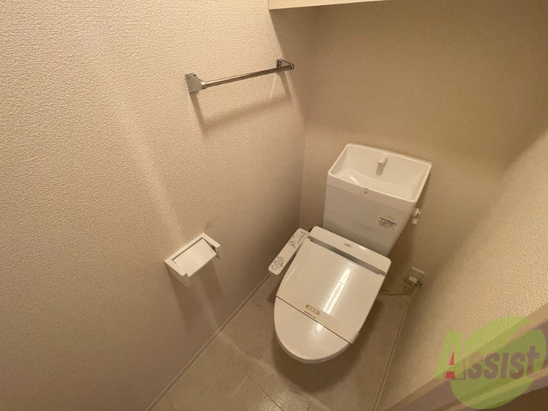 トイレ　こちらは温水洗浄便座付きのお手洗いになります。