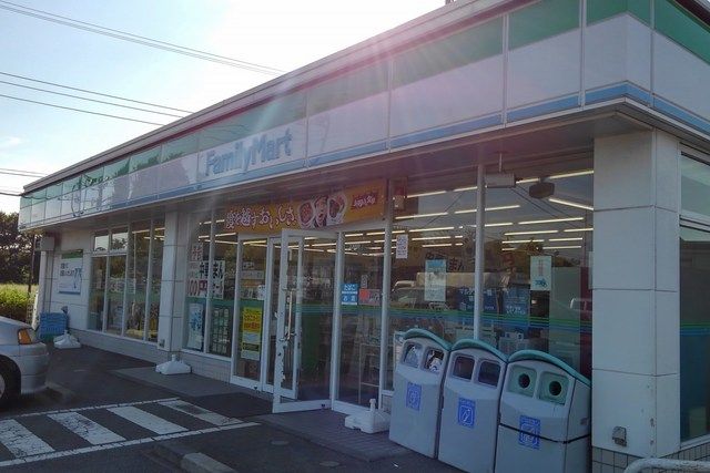 コンビニ　ファミリーマート（コンビニ）まで300m