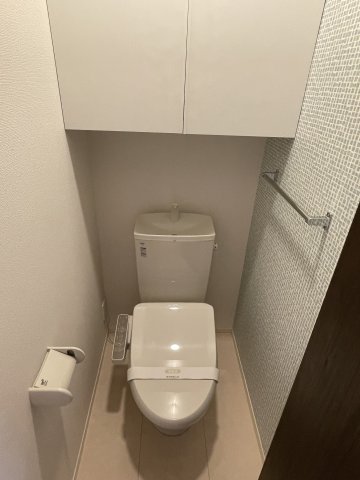 京王線 聖蹟桜ケ丘駅 徒歩4分 3階建 築8年のトイレ写真