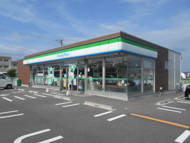 コンビニ　ファミリーマート（コンビニ）まで570m