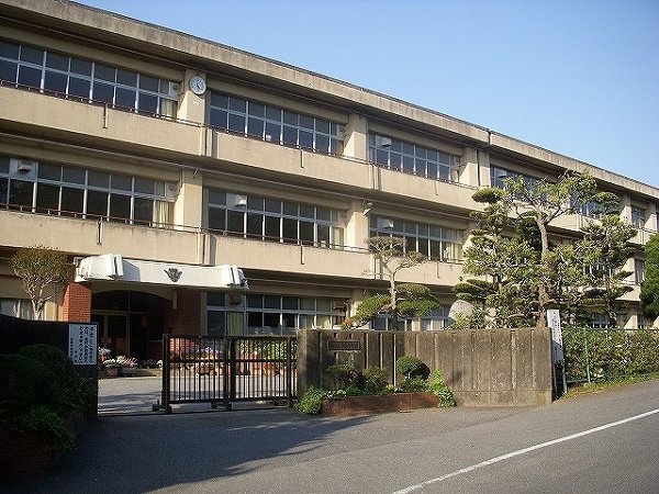 中学校　市原中学校（中学校）まで677m