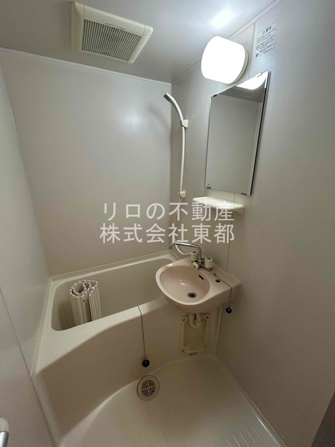 バス・シャワールーム　機能的で清潔感のある洗面所と一体型のバスルームです