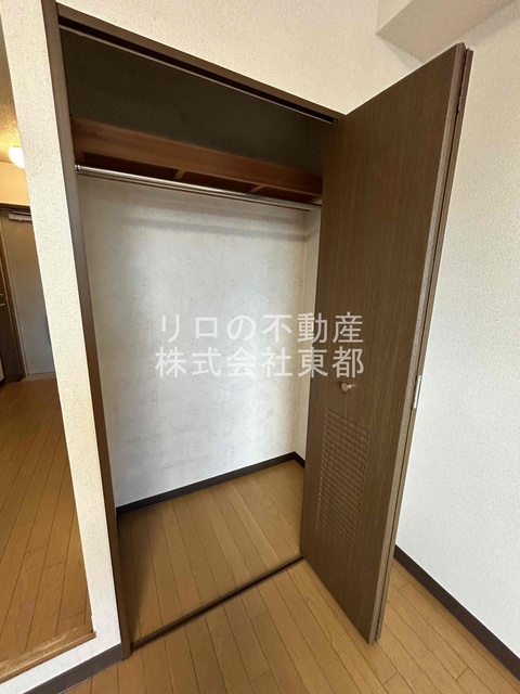 収納　パイプハンガーがあるのでたたまず衣類を掛けることができます♪