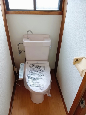 トイレ　個室トイレ（薄ピンク色）温水洗浄便座付き