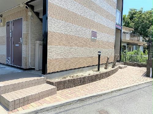 エントランス　設備・仕様は号室により異なる為、現況を優先致します。