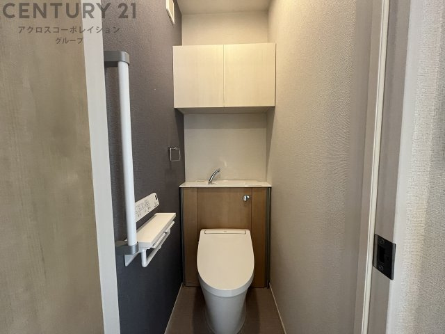 トイレ　温水洗浄便座付きのトイレです♪