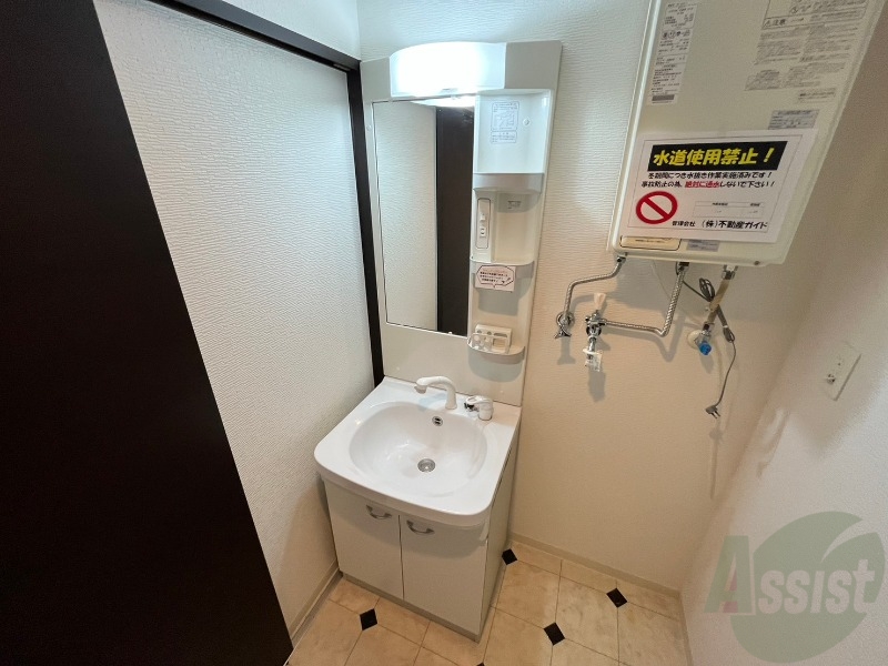 洗面設備　独立洗面台です。大きくてよいですね。シャンプーもできます