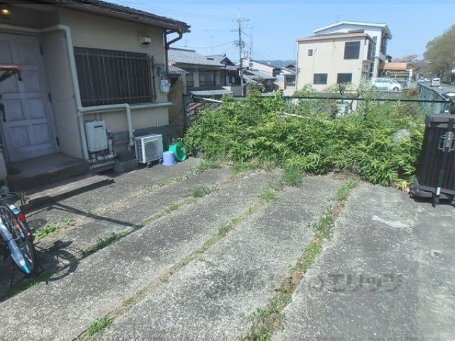 【京都市北区出雲路立テ本町のアパートのロビー】