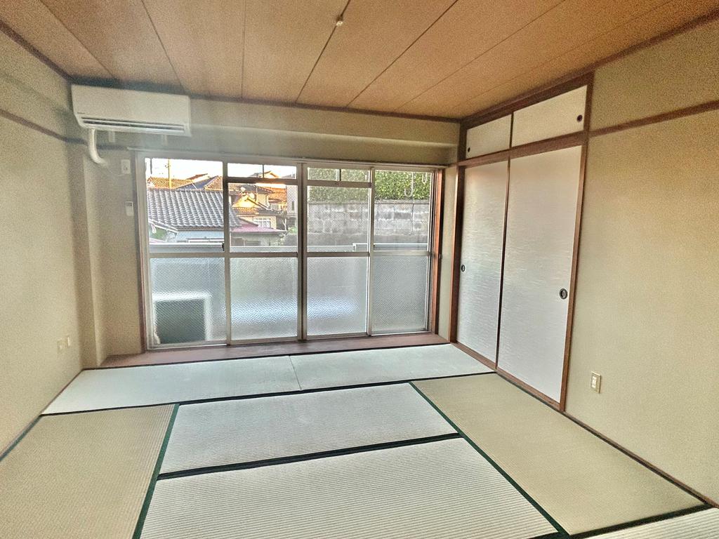 ハイツアンビジョンの居間写真
