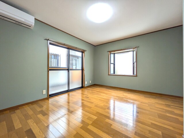 居室・リビング　角部屋で窓もあります