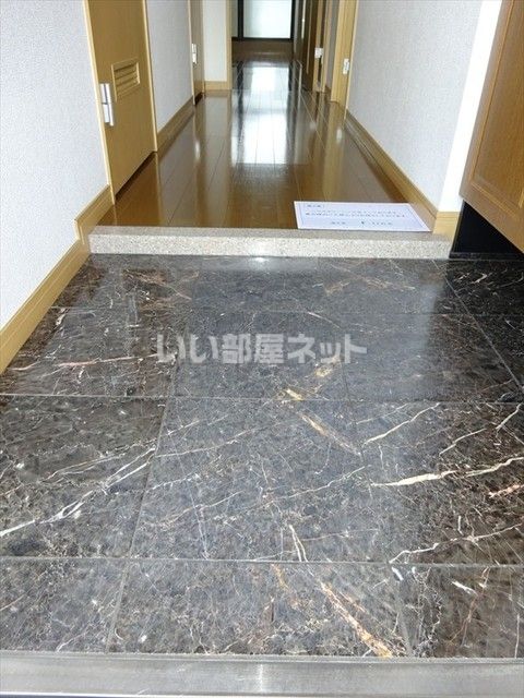 【和歌山市布施屋のマンションの玄関】