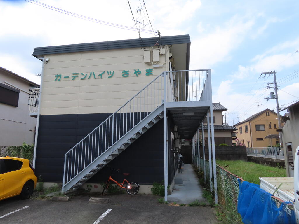 【大阪狭山市東野西のアパートの建物外観】