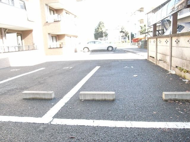 【国分寺市東元町のマンションの駐車場】