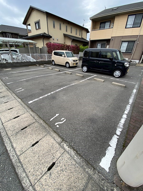 【姫路市飾磨区付城のアパートの駐車場】